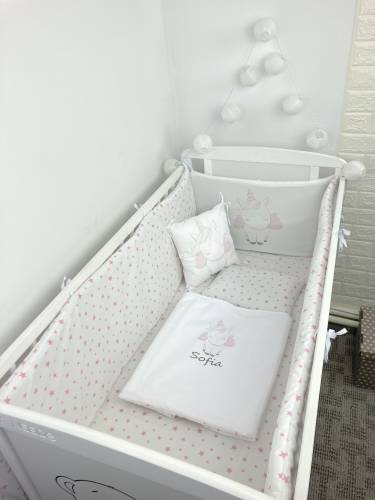 Lenjerie de patut bebelusi personalizata imprimata pat 140x70 cm stelute roz pe alb unicorn